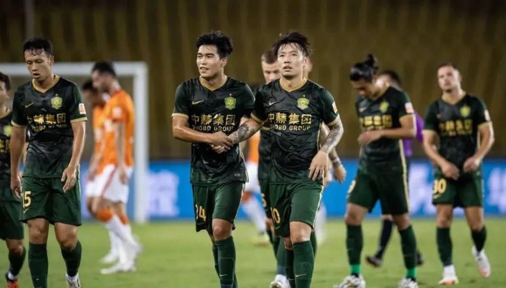 据德国天空体育记者Florian Plettenberg独家报道，拜仁准备支付巨额转会费签下巴萨后卫阿劳霍，图赫尔向阿劳霍表示将不惜一切代价。